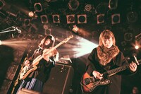 左からコシミズカヨ（B, Cho）、塩入冬湖（Vo, G）。（撮影：小野正博）