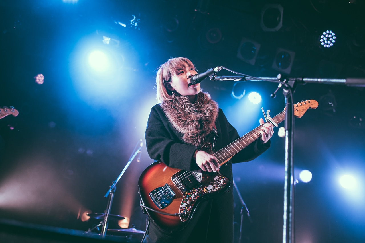 塩入冬湖（Vo, G / FINLANDS）（撮影：小野正博） - FINLANDSがindigo