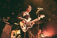 後鳥亮介（B / indigo la End）（撮影：小野正博）