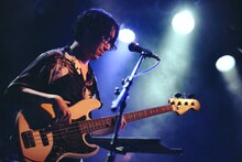 後鳥亮介（B / indigo la End）（撮影：谷古宇愛）