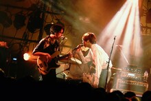 左から後鳥亮介（B）、川谷絵音（Vo, G）。（撮影：谷古宇愛）