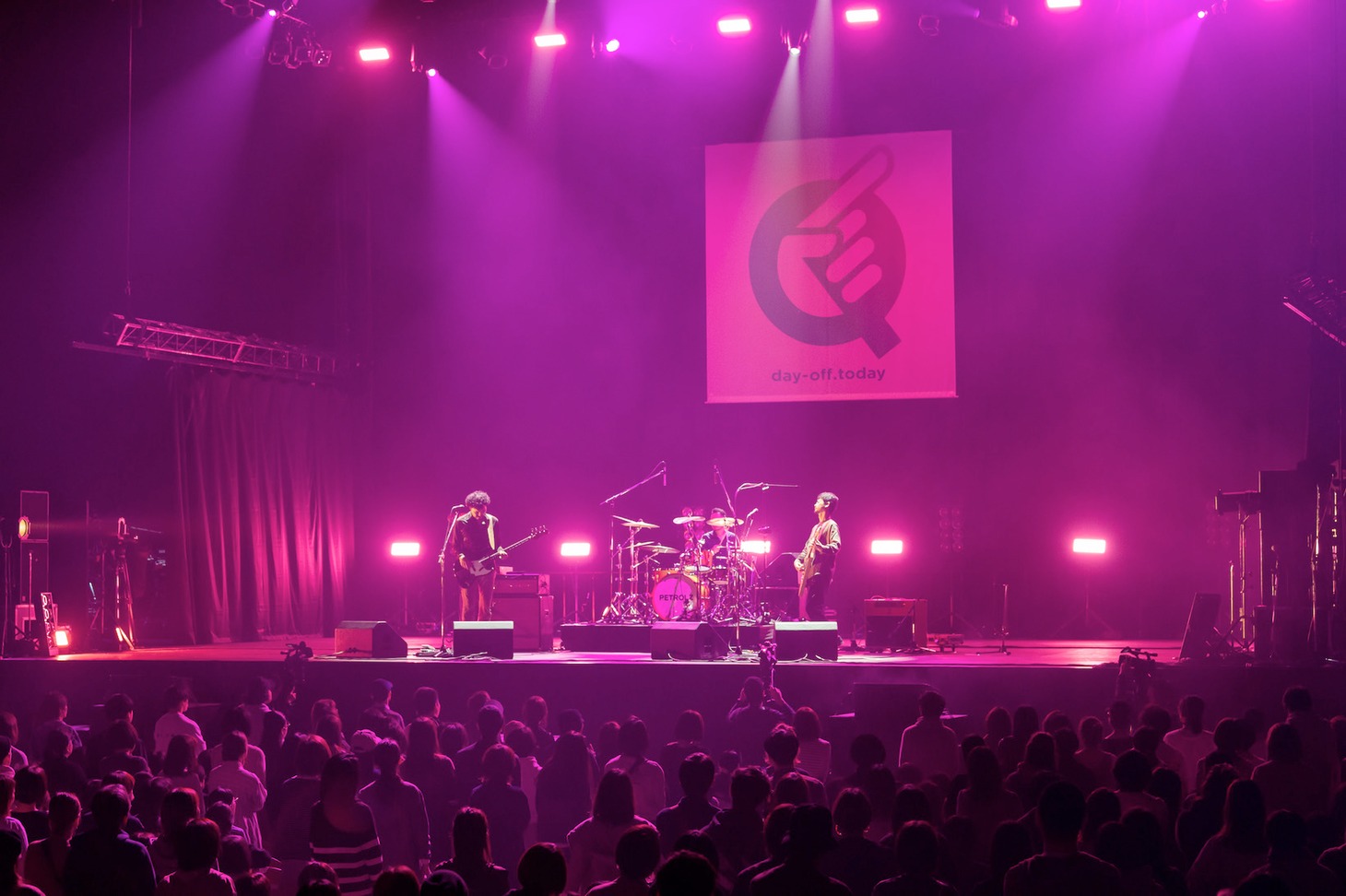 ペトロールズのライブの様子。