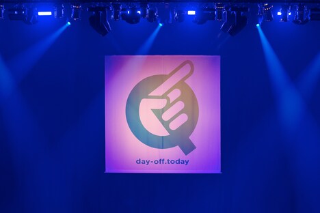 「Q」東京・両国国技館公演のステージの背後に掲出されたバックドロップ。