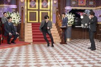 人気画像8位は「SHINeeテミン『しゃべくり007』初登場！ポニョに合わせて即興ダンス、肉体美も披露」より、「しゃべくり007」の様子。