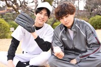 高校球児に扮したユースケ（左）と、野球部コーチに扮したタクヤ（右）。