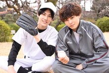 高校球児に扮したユースケ（左）と、野球部コーチに扮したタクヤ（右）。