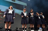 ライブコーナーに向けてスタンバイするエビ中。