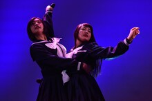 「仮契約のシンデレラ」でダンスを踊る小林歌穂（左）と柏木ひなた（右）。