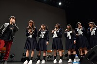 サプライズゲストとして登場した初期エビ中の“音楽主任”前山田健一（左端）。