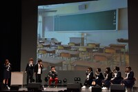 前山田健一を交えたトークの様子。