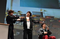 ギャグを披露するたびに決めの部分でマイクを離してしまいオチが伝わらないちゅうえい（中央）。