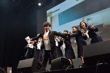 エビ中メンバーのシャッターチャンスを阻害するちゅうえい。