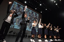 私立恵比寿中学「エビ展の前夜祭 ～開校10周年をお祝いする夜～」の様子。