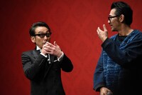 左から吹越満、村上淳。