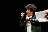 持ちギャグ「スターダストのエビちゅうえい」を決めるちゅうえい（流れ星）。