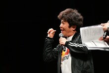 持ちギャグ「スターダストのエビちゅうえい」を決めるちゅうえい（流れ星）。