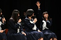 「一番緊張する食べ物は？」という謎の質問に「すー（酢）」と回答した中山莉子（右端）。