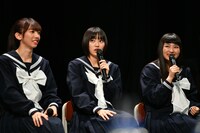 左から真山りか、安本彩花、柏木ひなた。