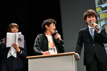 MCを務めた（左から）星名美怜、流れ星のちゅうえいと瀧上伸一郎。