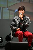 シークレットゲストのため、出番までの時間は楽屋ではなく倉庫のような場所に閉じ込められていた前山田健一。