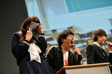 前山田健一に12歳の頃の恥ずかしいエピソードを暴露され顔を隠す星名美怜（左）。