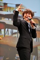 安本彩花の奇妙な手つきを真似る瀧上伸一郎。