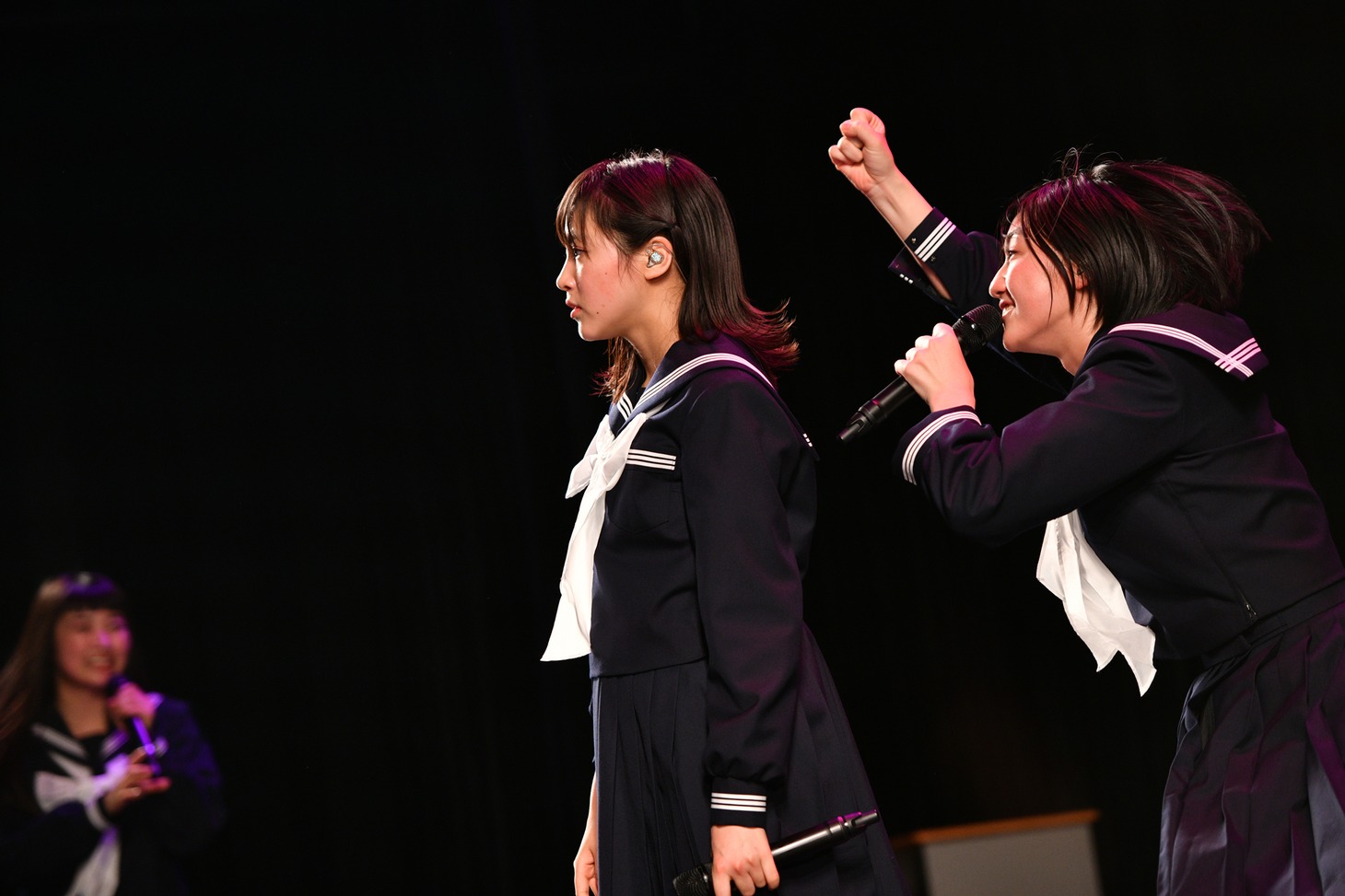 アルバム「MUSiC」に収録された新曲「Family Complex」　を披露するエビ中。