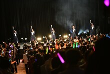 私立恵比寿中学「エビ展の前夜祭 ～開校10周年をお祝いする夜～」の様子。