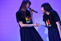 「響」で手をつなぐ星名美怜（左）と柏木ひなた（右）。