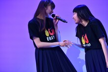 「響」で手をつなぐ星名美怜（左）と柏木ひなた（右）。
