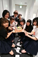 ケーキを囲むエビ中と流れ星。