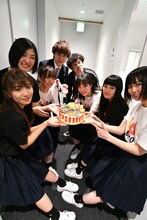 ケーキを囲むエビ中と流れ星。