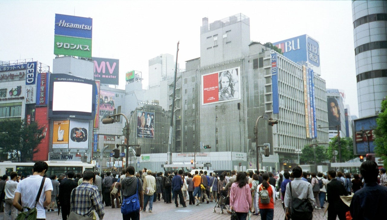 98年当時の渋谷スクランブル。現在TSUTAYAが入っているビル「QFRONT」はまだ建設中だった。(photo by Geoffrey Silverton)