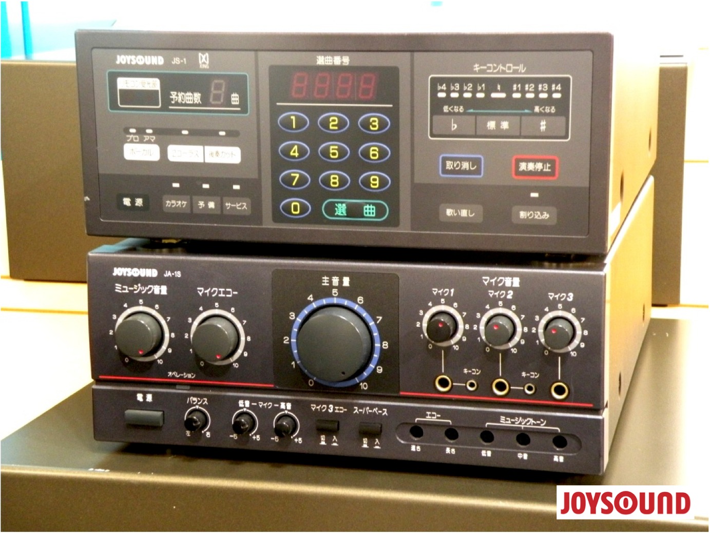 92年に発売されたJOYSOUNDの初代通信カラオケ機種JS-1。配信曲数は3100曲だった。現在は29万曲以上。（写真提供：JOYSOUND）