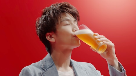 「本麒麟」の新CM「わたしの一番うまい！岩田さん」編より。