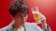「本麒麟」の新CM「わたしの一番うまい！岩田さん」編より。