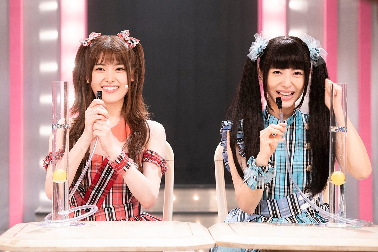 左から松村沙友理（乃木坂46）演じる見弖ユメミ、浜辺美波演じる蛇喰夢子。(c)2019 河本ほむら・尚村透/SQUARE ENIX・ ドラマ「賭ケグルイ 2」製作委員会 ・MBS