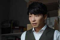 星野源演じる曽根俊也。