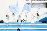フラッグを振るSTU48メンバー。(c)STU48
