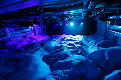 瀬戸内海の波をイメージしたSTU48号船内の幕。(c)STU48