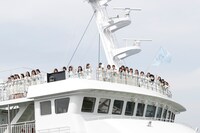 STU48号の屋上デッキから手を振るSTU48。(c)STU48