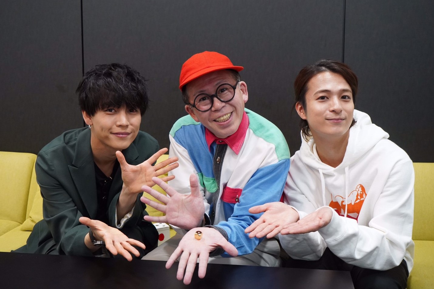 左から岩岡徹、ワクワクさん、和田颯。