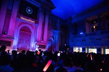 教会広場で歌う上坂すみれ。