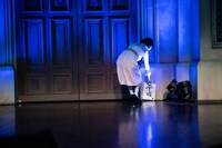 ステージの隅に「平成」を置く上坂すみれ。