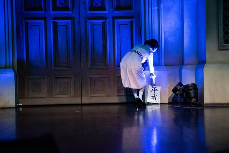 ステージの隅に「平成」を置く上坂すみれ。