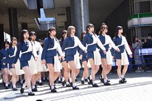 行進しながら広場に登場するラストアイドル。