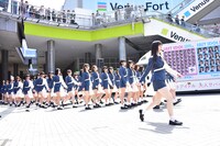 行進しながら広場に登場するラストアイドル。