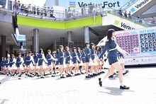 行進しながら広場に登場するラストアイドル。