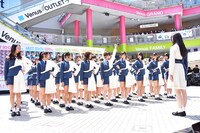 アドトラックの前で整列するラストアイドル。