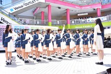 アドトラックの前で整列するラストアイドル。